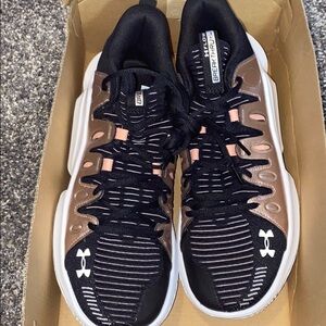 UA w flow breakthru 4 under armor tennis shoes